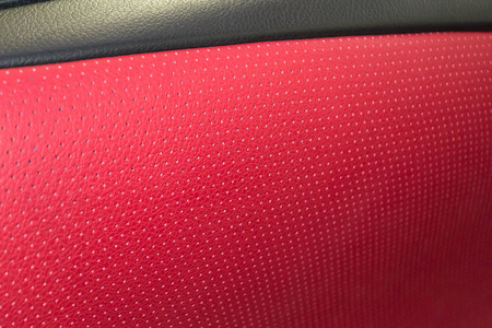 suv 汽车的内部与重建皮革在红色黑色颜色, 以换取旧的破旧的内饰在车间修复座椅门和方向盘