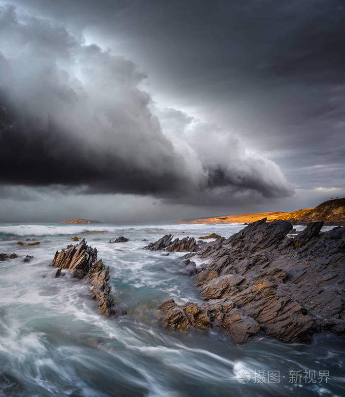 海岸上空的风暴云
