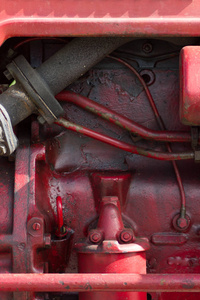 红色和绿色的旧拖拉机, 详细说明了发动机和工具