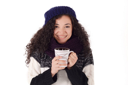 冬天的女孩喝咖啡取暖。孤立的白色背景。冬天, 人和饮料概念
