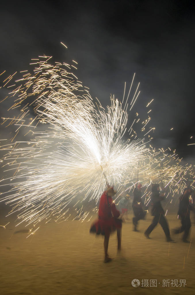 在加泰罗尼亚的传统节日惊人的火雨叫 correfoc