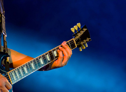 吉他手弹奏吉他线音乐会, 背景中的深蓝色