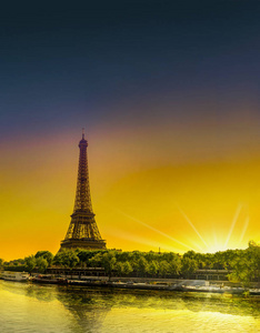 巴黎, 法国, 日出时漂浮着小船的埃菲尔铁塔