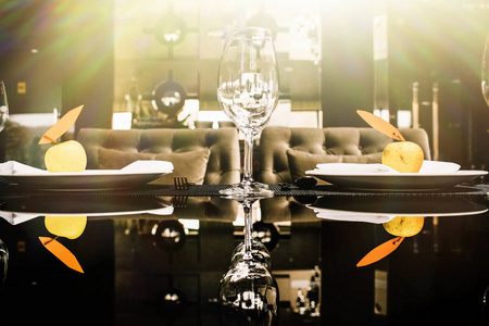 精致的餐桌设置与酒杯在一个优雅的餐厅