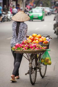 小型陶瓷雕像沿街小贩沿街购物的人群街道小贩在海安古城清晨阳光明媚
