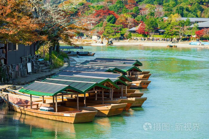 河风景的看法。靠近岸边的木船, 京都, 日本。复制文本空间