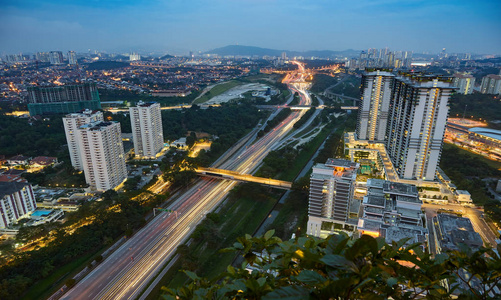 位于吉隆坡城市景观天际线中央的全景鸟图。夜景, 马来西亚