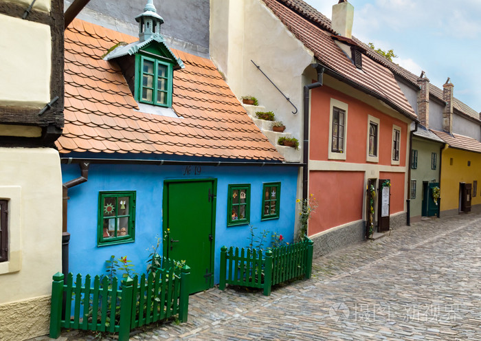 小彩色的房子上黄金巷