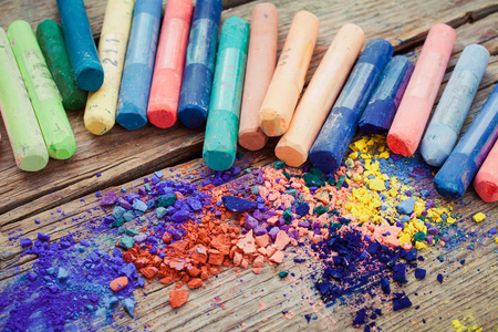 集合的彩虹色蜡笔蜡笔与颜料粉尘