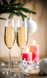装饰的圣诞树分支下的香槟的眼镜