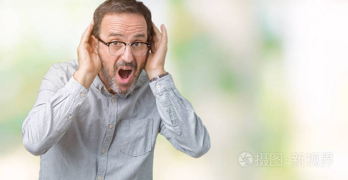 戴着眼镜在孤立的背景试图听到双手对耳朵的手势好奇八卦听力问题失聪