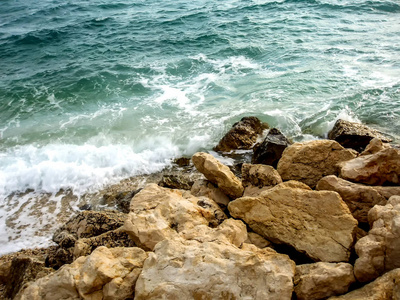 海浪撞击五颜六色的岩石和卵石海滩