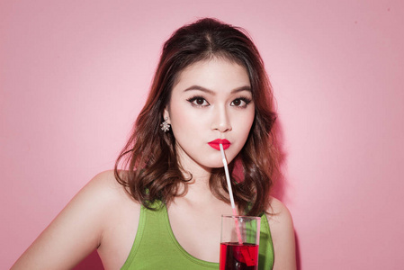 庆祝亚洲女子喝红软饮料图片