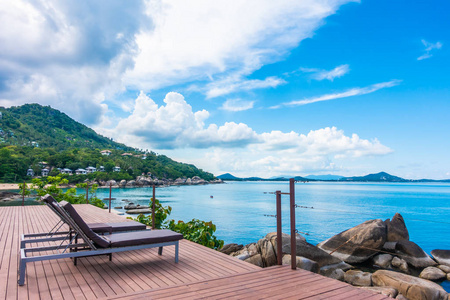 美丽的热带海洋和蓝天背景与床在庭院阳台为旅行和假期