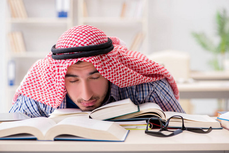 阿拉伯学生准备大学考试