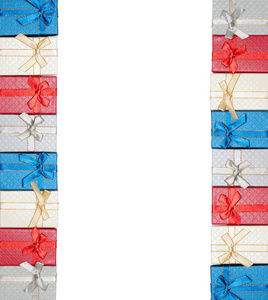 彩色五颜六色的箱子与礼物捆绑的弓查出在白色背景
