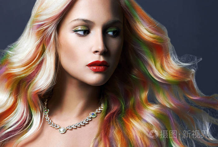 美丽的年轻女子与彩色头发和珠宝.彩虹发型.彩色染发美容时尚模型