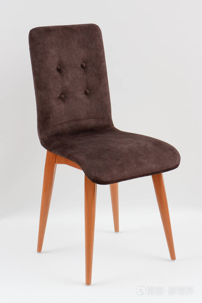 在白色背景上孤立的现代椅子