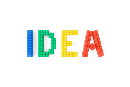 想法词与五颜六色的塑料砖玩具隔绝在白色背景上