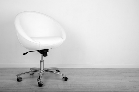 现代的椅子，在白色背景上的房间里
