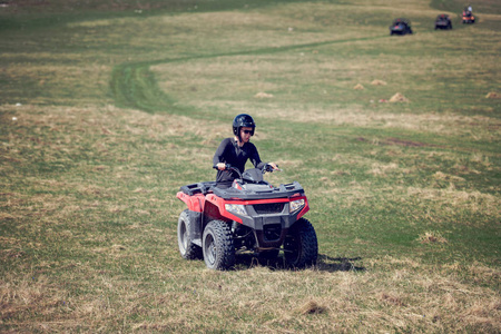 人骑 atv 车上偏离道路轨道，人们户外运动 activitiies 主题