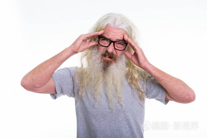 画室拍摄的戴眼镜的大胡子男