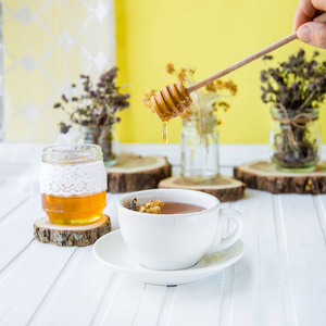 木桌和茶园背景下的一杯热茶