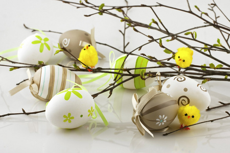 复活节组成用鸡蛋和春枝