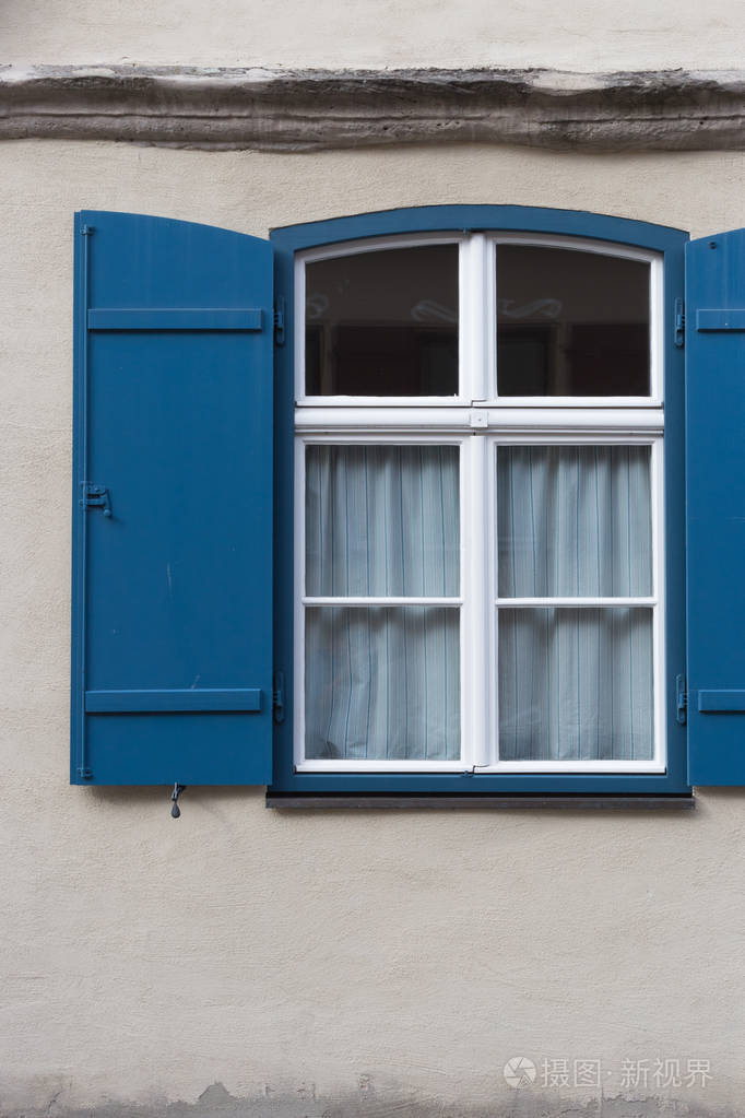 在德国南部的一个历史名城巴伐利亚的夏季老木框架建筑与窗户门和dee