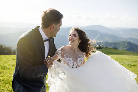 新婚夫妇。美丽的新婚夫妇在山上