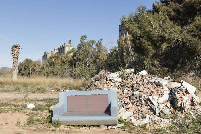 沙发遗弃在垃圾场, 背后的树木窗帘水泥厂, 人类忽视