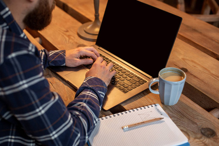 在咖啡店工作休息时, 年轻人用网书聊天的画面, 男人们坐在前面打开笔记本电脑, 空白复制空间屏幕
