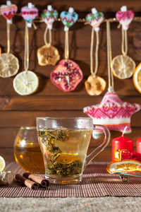 生姜茶与香料，蜂蜜，肉桂 柠檬及干果亚麻背景上