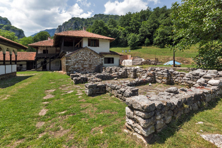 圣约翰的神学家，塞尔维亚中世纪 Poganovo 修道院的全景视图