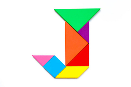 彩色七巧板拼图在白色背景下的英文字母 j 形状照片