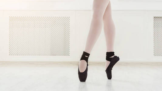 芭蕾舞女演员在足尖鞋，优雅的双腿，芭蕾舞背景