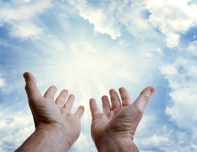 在泥土中的手图片