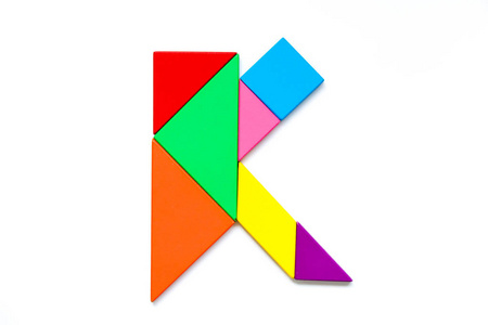 颜色块类型白色背景下英语字母 k 形状的颜色七巧板谜题照片
