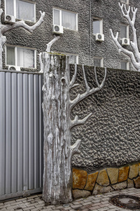 独创的时尚和创意装饰墙的现代建筑和栅栏形式的旧树干, 仿木, 漆成银色油漆。概念设计