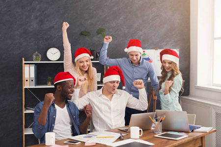 人们在办公室工作在圣诞节, 庆祝成功