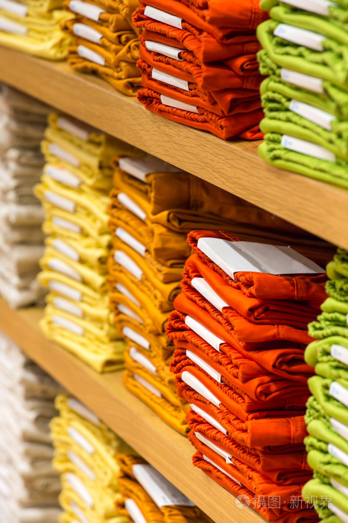 叠得整整齐齐的商店货架上折叠的衣物