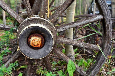 一个旧的木制马车车轮的特写图像留下生锈和腐烂