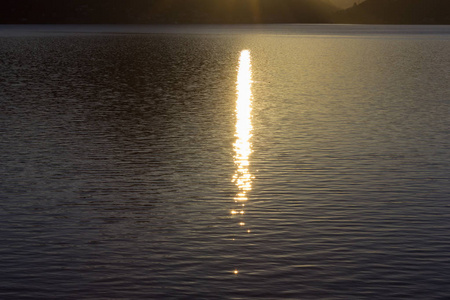 在韦尔巴尼亚和 palanza 之间的春天湖畔马焦雷湖的早晨风景