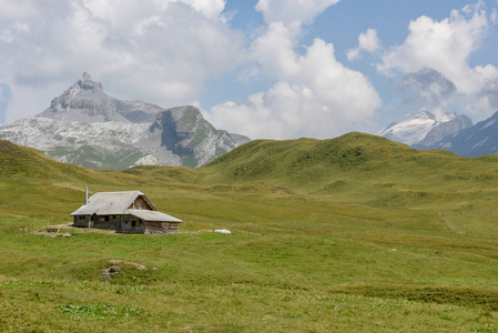 瑞士阿尔卑斯山的泰伦小山村