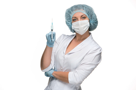 夫人的外科医生显示注射器在白色背景的肖像