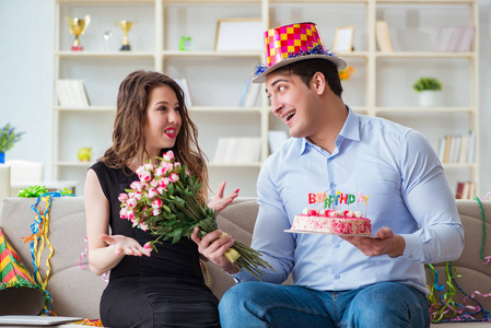 性格开朗夫妇庆祝生日图片