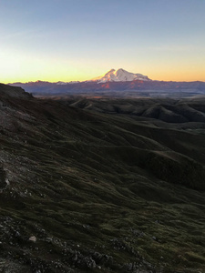 前往北高加索地区地区黎明时分从 Bermamyt 高原厄尔布鲁士侯姆旅舍山的景色