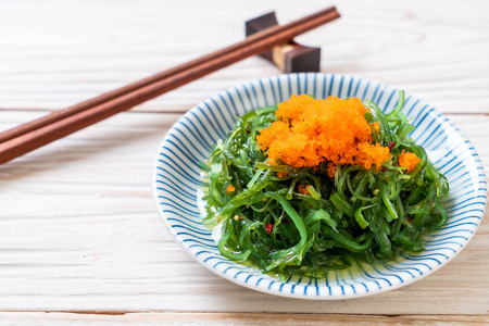 海藻沙拉配虾蛋日式料理