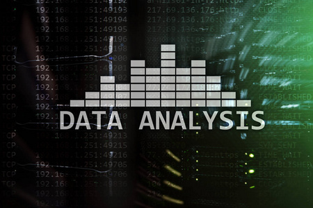 大数据分析文本在服务器室背景。互联网与现代技术理念