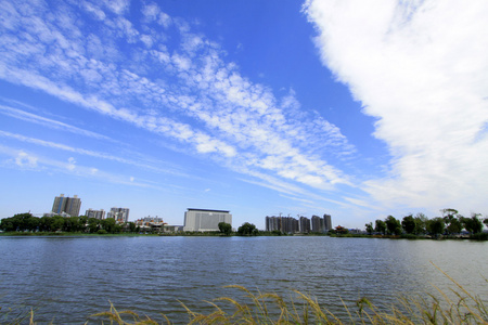 开阔的水面和建筑物